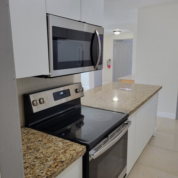 More Photos Of 808 NW 19th St, Fort Lauderdale Apartments For Sale