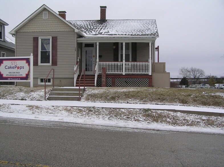 More Photos Of 198 Tecumseh St, Saint Charles Freestanding For Lease
