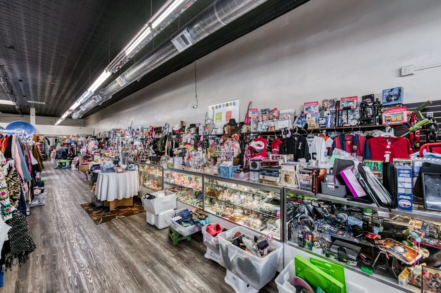 More Photos Of 137 N L St, Dinuba Storefront Retail Residential For Sale