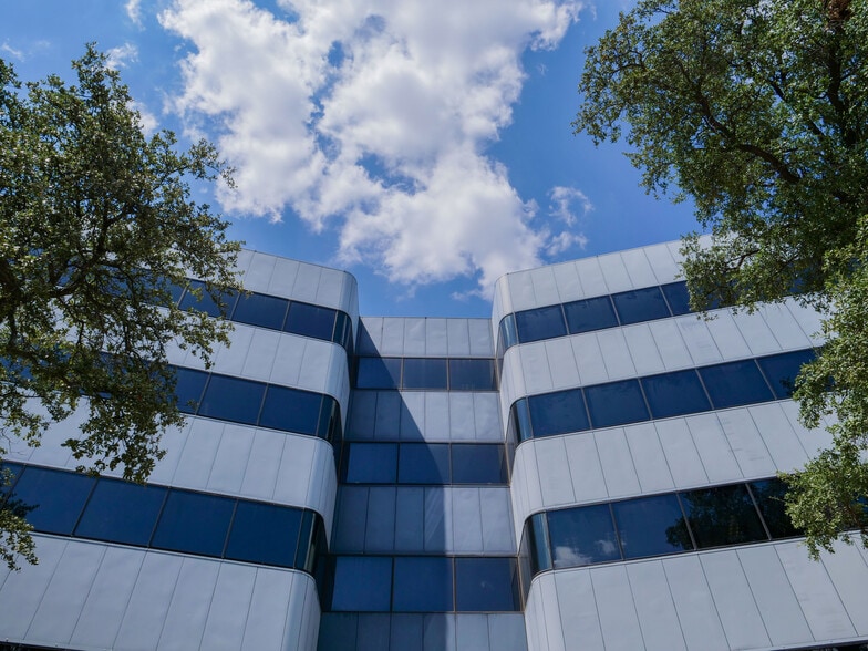 More Photos Of 15400 Knoll Trail Dr, Dallas Office For Sale
