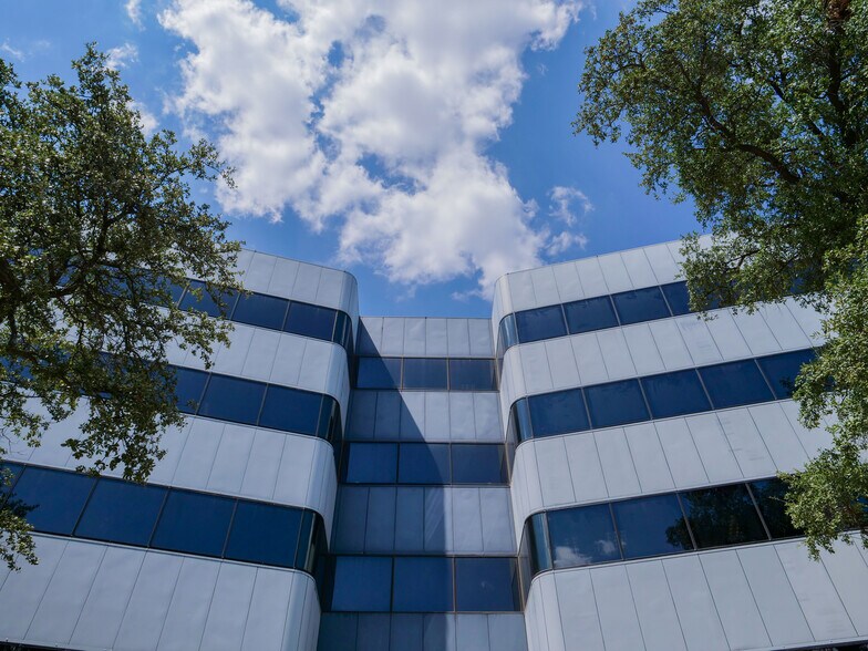 More Photos Of 15400 Knoll Trail Dr, Dallas Office For Lease