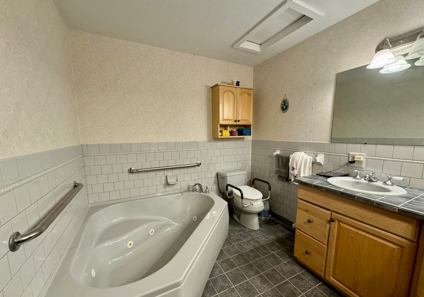 More Photos Of 382 Water St, Guilford Hotel For Sale