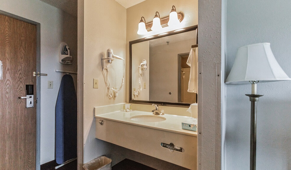 More Photos Of 912 US Highway 65/82 South, Lake Village Hotel For Sale