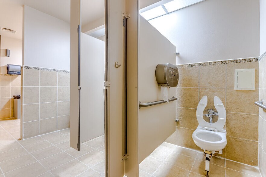 More Photos Of 2350 Valley View Ln, Dallas Loft Creative Space For Lease