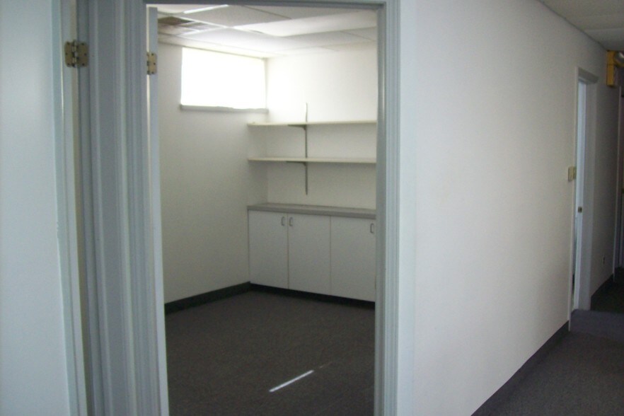 More Photos Of 23030 Mooney St, Farmington Medical For Lease