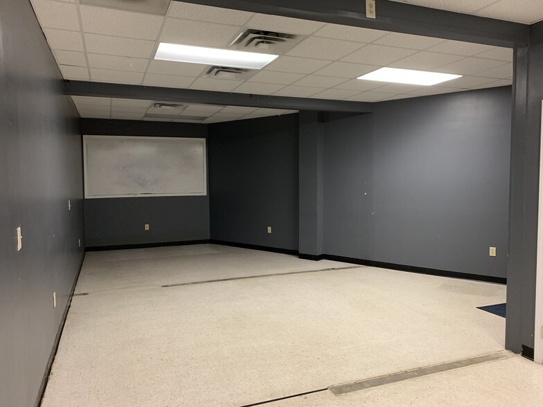 More Photos Of 5550 McFarland Blvd, Northport General Retail For Lease