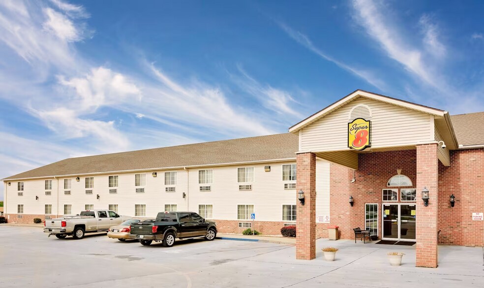 Primary Photo Of 109 W 8th St, Mound City Hotel For Sale