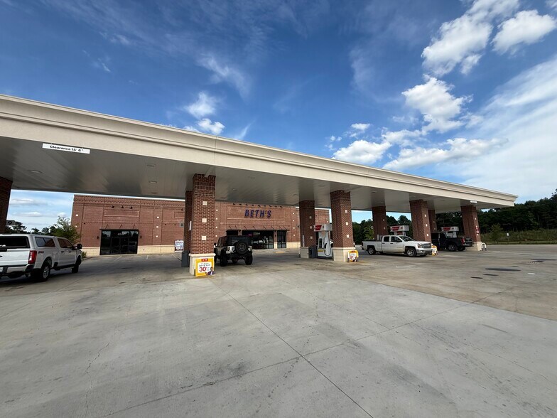 More Photos Of 415 Griffin St, Brandon Service Station For Lease
