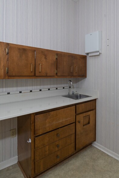 More Photos Of 3830 Rosemont Dr, Columbus Office For Sale