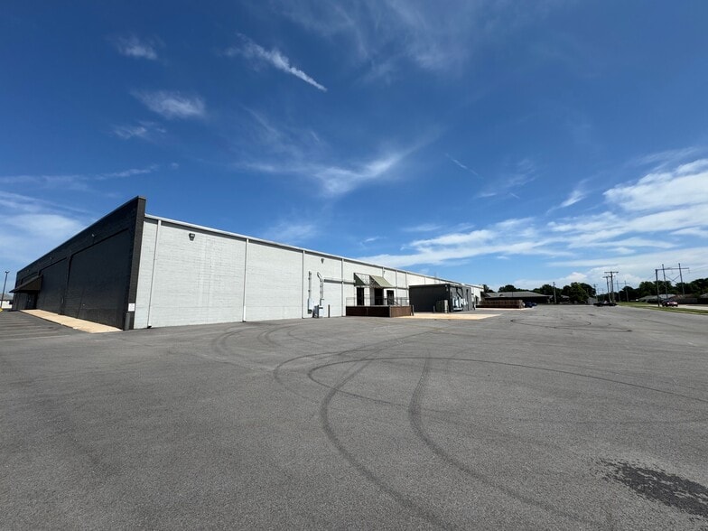 More Photos Of 1550-1570 W Battlefield St, Springfield Freestanding For Lease