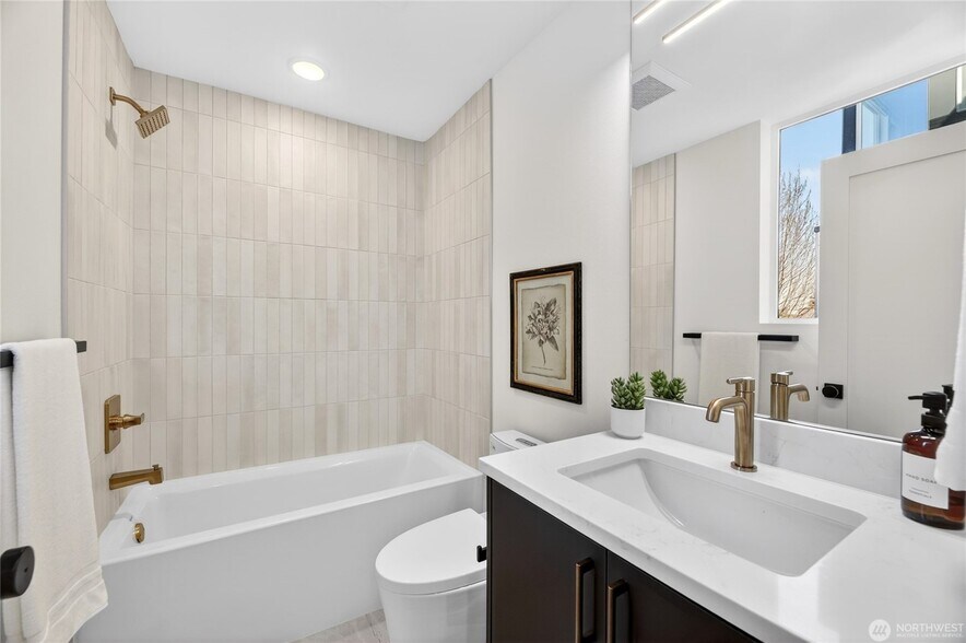 More Photos Of 6318 41st Ave SW, Seattle Apartments For Sale