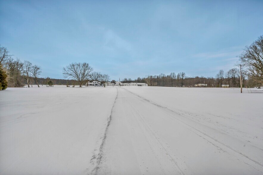 More Photos Of 4085 Herner County Line Rd, Southington Showroom For Sale