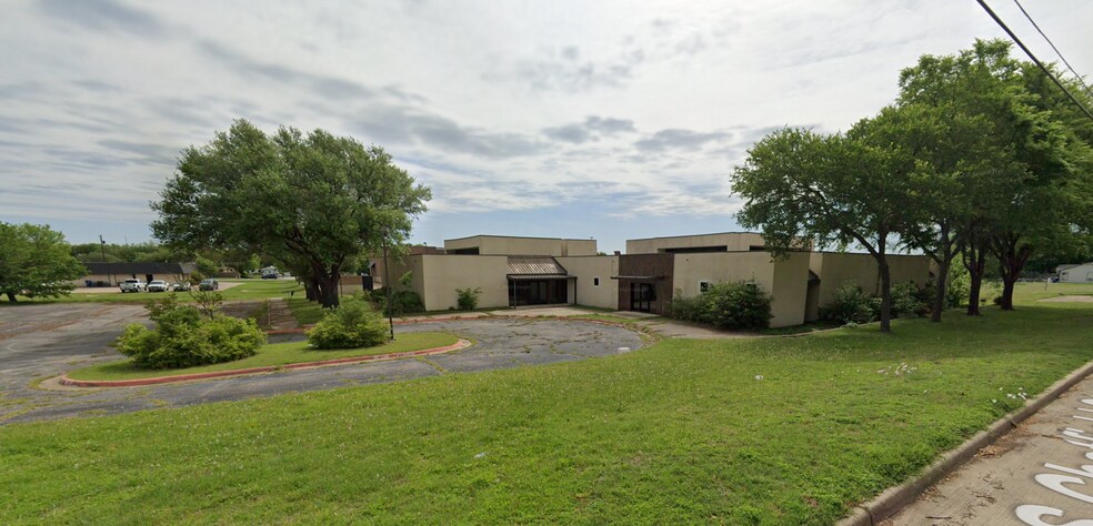 Primary Photo Of 800 S Chatfield St, Ennis Office For Sale