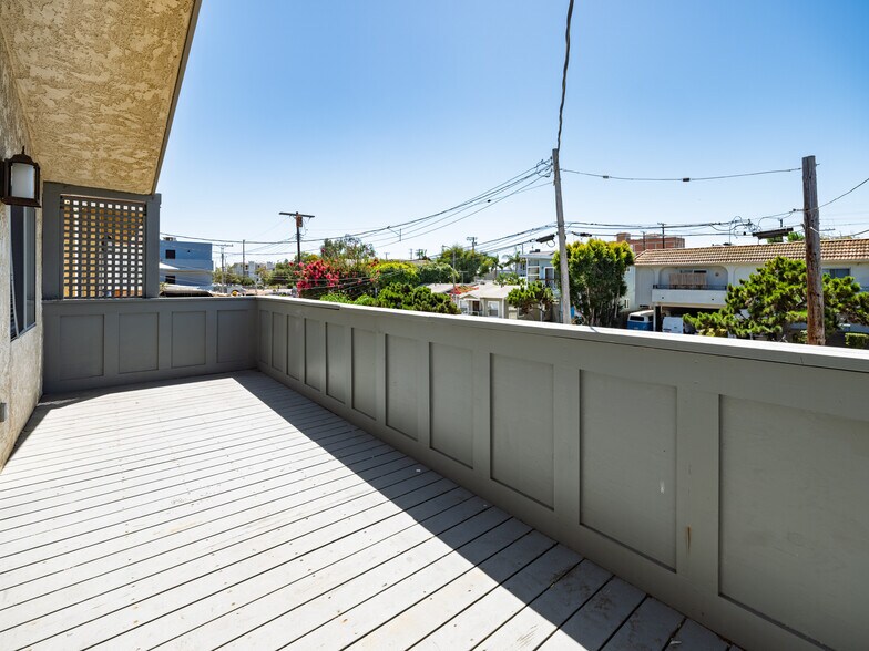 More Photos Of 1918 Canal St, Venice Apartments For Sale