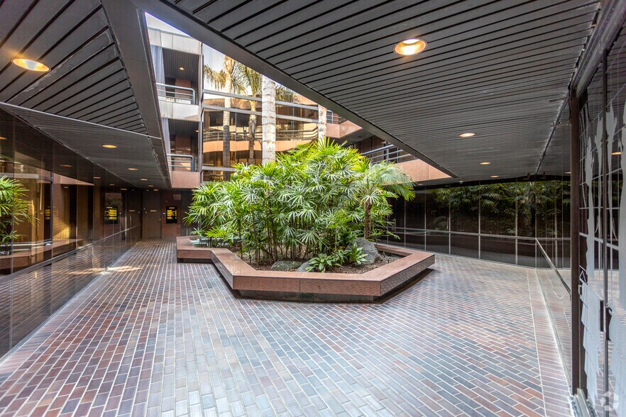 More Photos Of 875 Prospect St, La Jolla Office For Lease