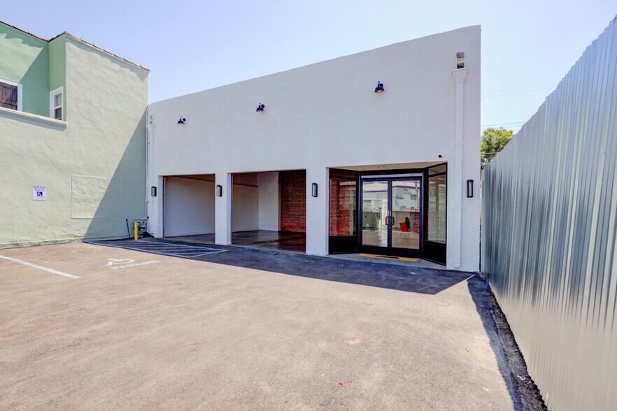More Photos Of 2616 W Jefferson Blvd, Los Angeles Showroom For Sale