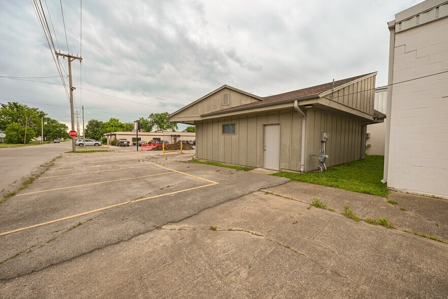 More Photos Of 802 W 8th St, Coffeyville Office For Sale