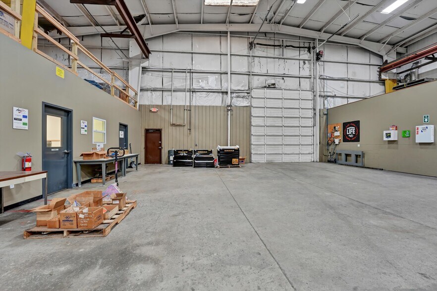 More Photos Of 100 Meco Ln, Oak Ridge Warehouse For Lease