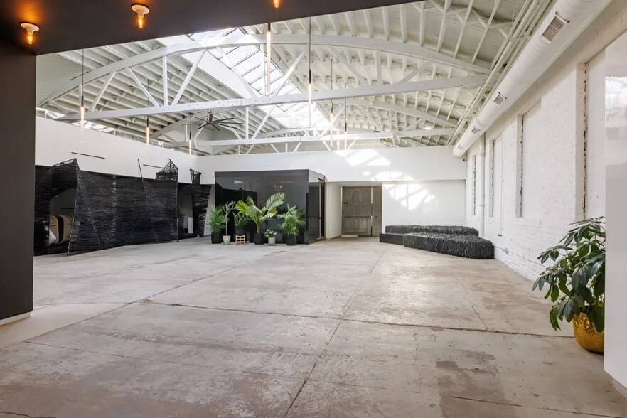 More Photos Of 3146 W Chicago Ave, Chicago Showroom For Sale
