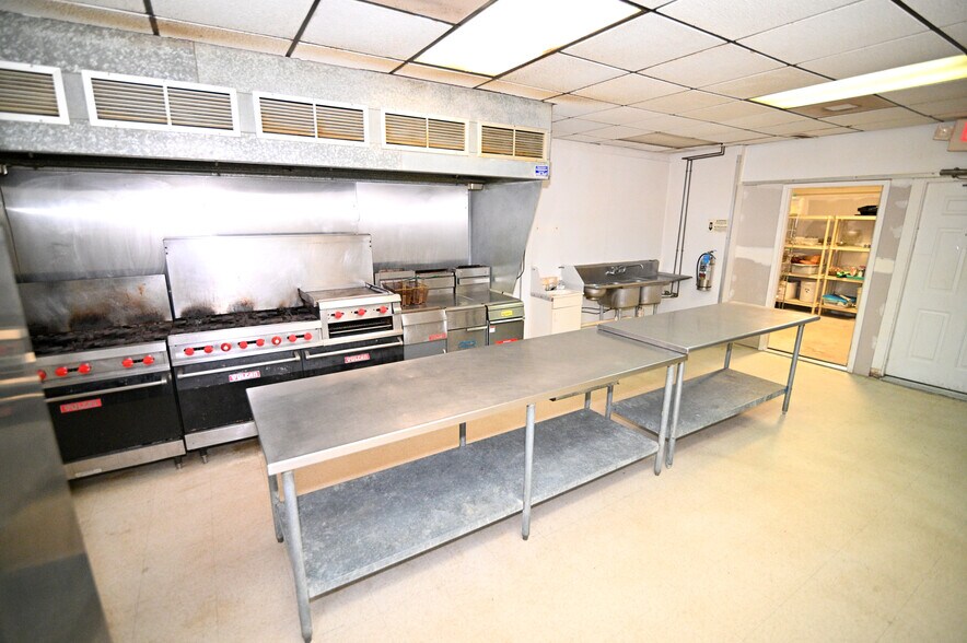 More Photos Of 7670 Hawthorne Rd, La Plata Bar For Sale