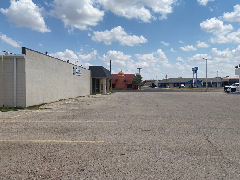 More Photos Of 2031 Andrews Hwy, Odessa General Retail For Lease