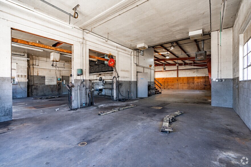 More Photos Of 1911 S Highland Ave, Jackson Service Station For Lease