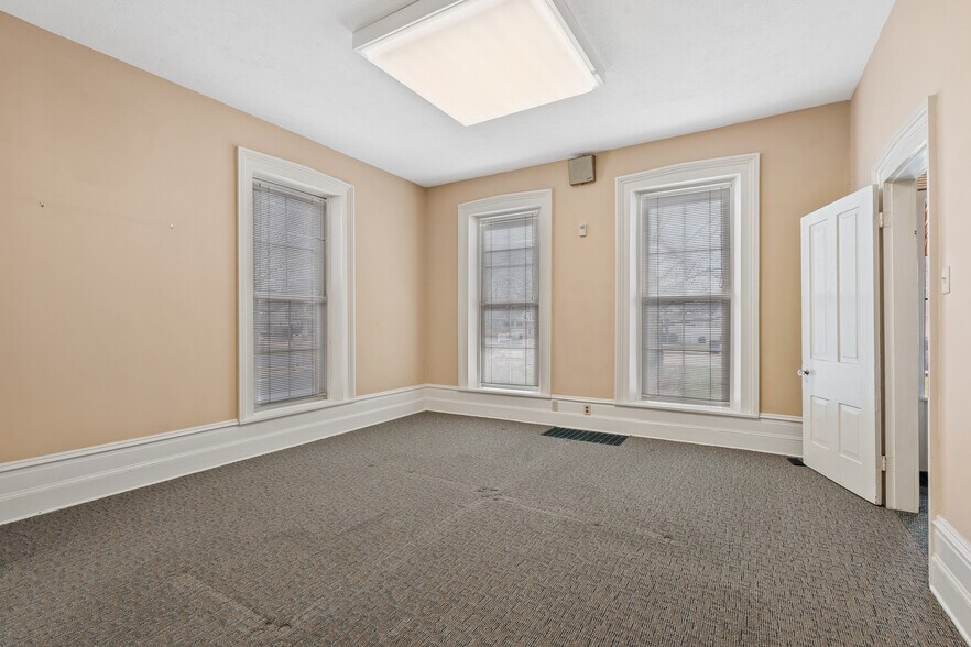 More Photos Of 1015 E Center St, Warsaw Office For Sale