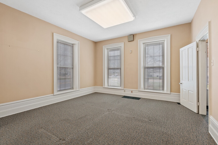 More Photos Of 1015 E Center St, Warsaw Office For Sale