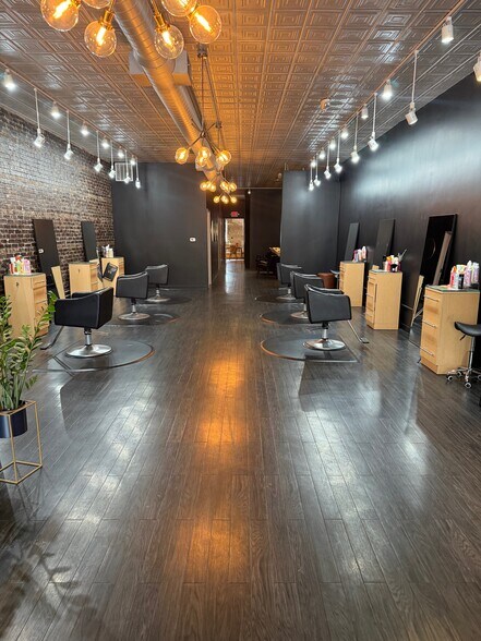 More Photos Of 2209 E State St, Rockford General Retail For Lease