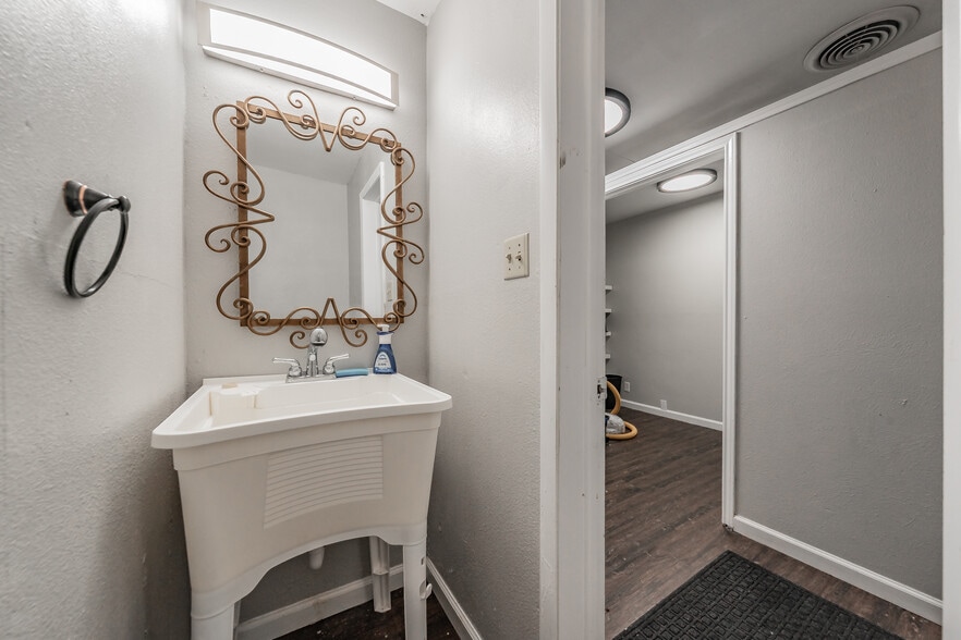 More Photos Of 7235 Glenview Dr, Richland Hills Office For Sale