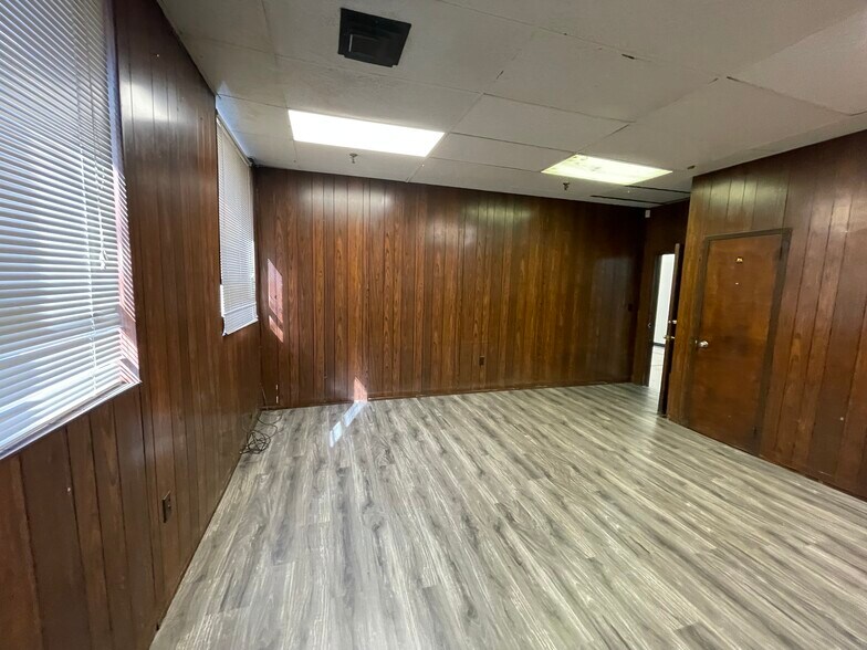 More Photos Of 30 Lafayette Pl, Kenilworth Warehouse For Lease