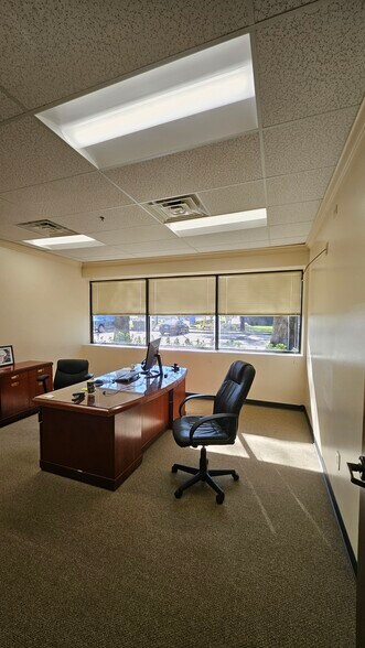 More Photos Of 211 E Parkwood Ave, Friendswood Office For Sale