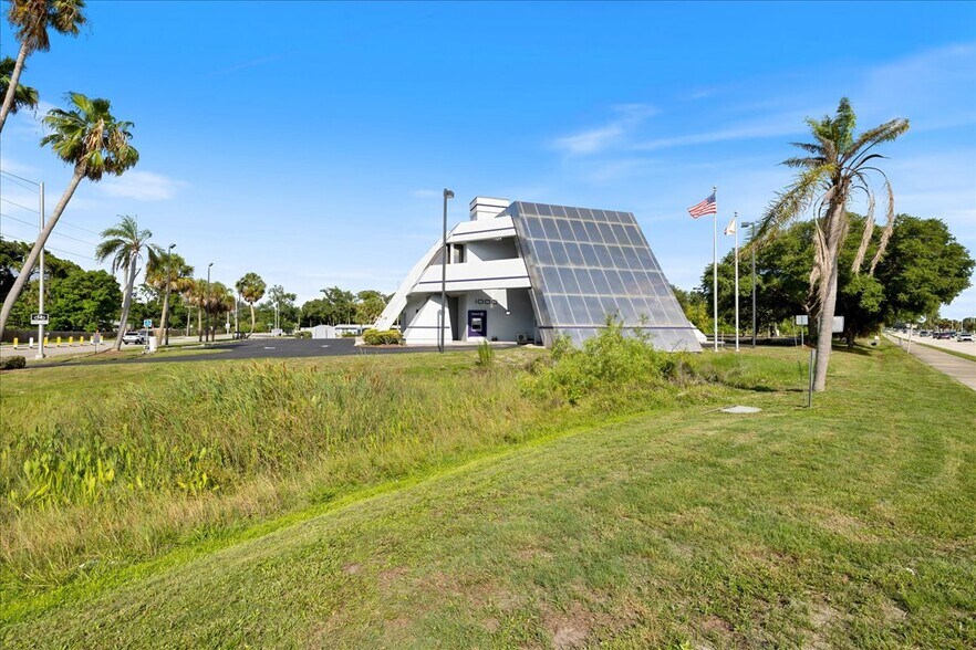 More Photos Of 1000 N Tamiami Trl, Nokomis Bank For Sale