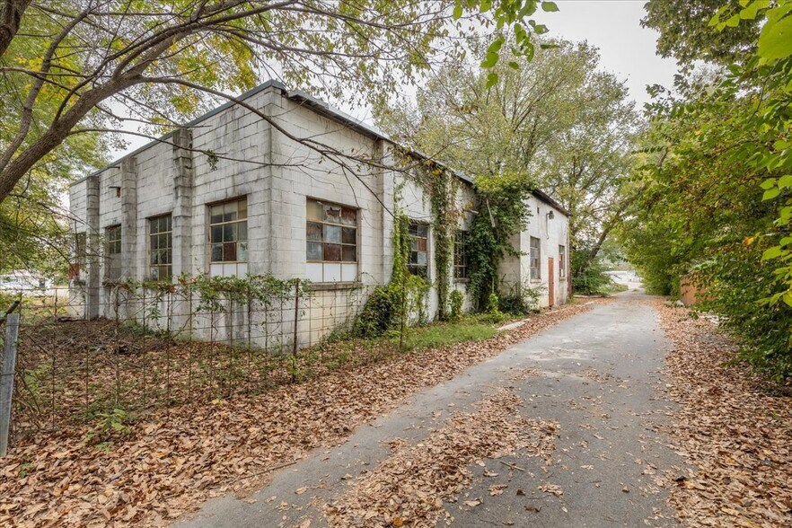 More Photos Of 1341 S School Ave, Fayetteville Auto Repair For Sale