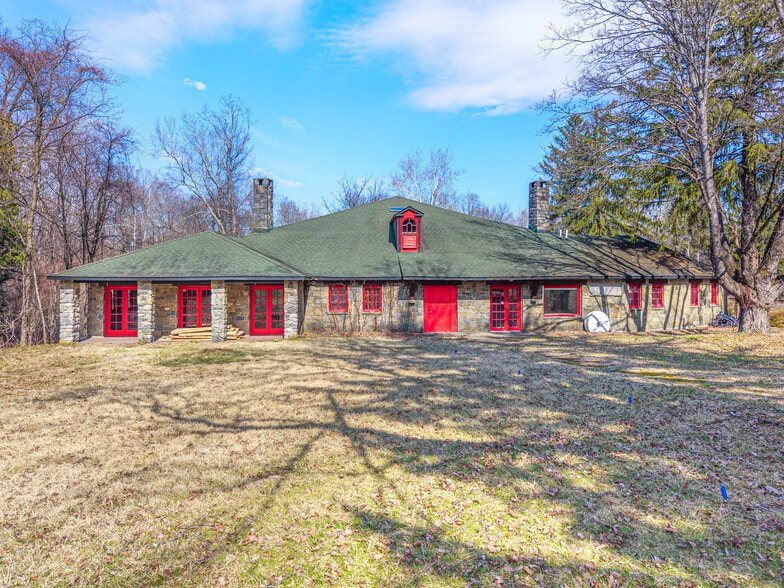 More Photos Of 30 Gingerbread Castle Rd, Hamburg Storefront For Sale