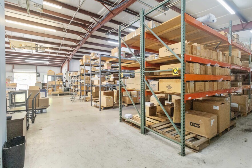 More Photos Of 1076 Florida Central Pky, Longwood Warehouse For Lease