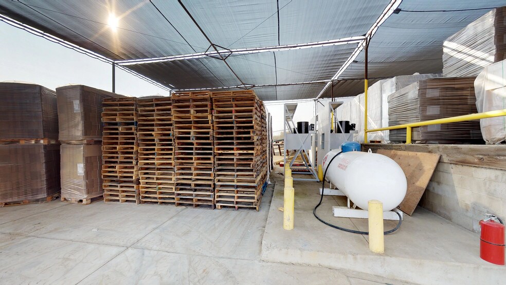 More Photos Of 818 S Derby St, Arvin Refrigeration Cold Storage For Sale