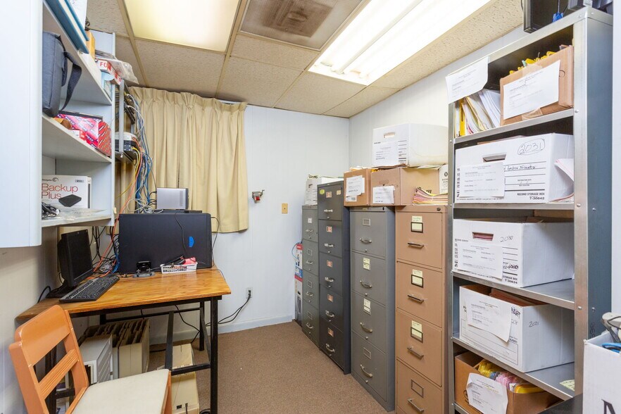 More Photos Of 710 4th St, Shenandoah Warehouse For Sale