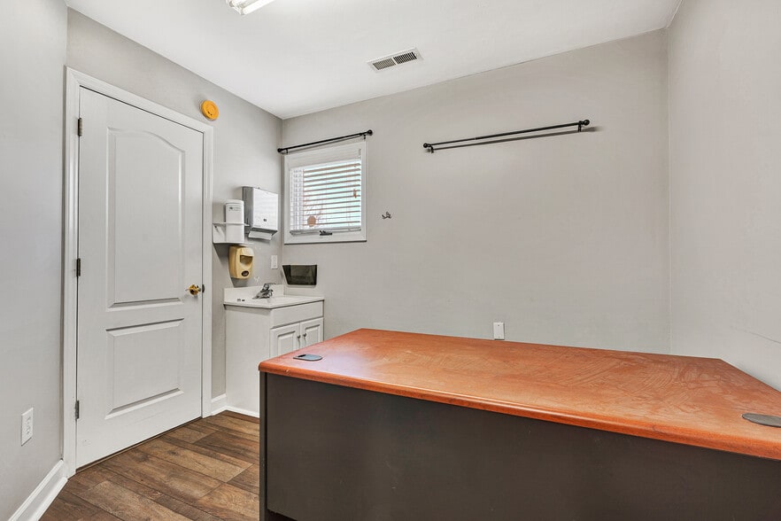 More Photos Of 5034 Williamson Rd NW, Roanoke Office For Lease