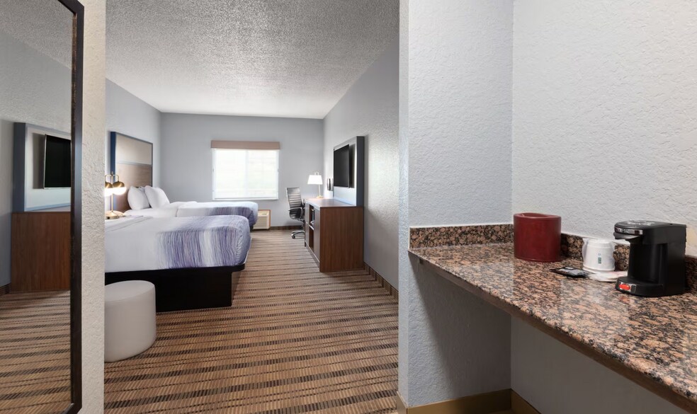 More Photos Of 2210 West St S, Grinnell Hotel For Sale