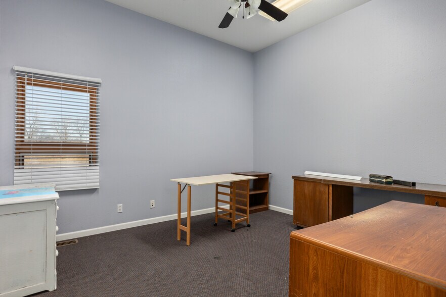 More Photos Of 20586 Old Route 66 Hwy, Staunton Office For Sale