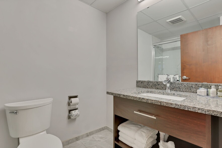 More Photos Of 301 Broadway, Lorain Hotel For Sale