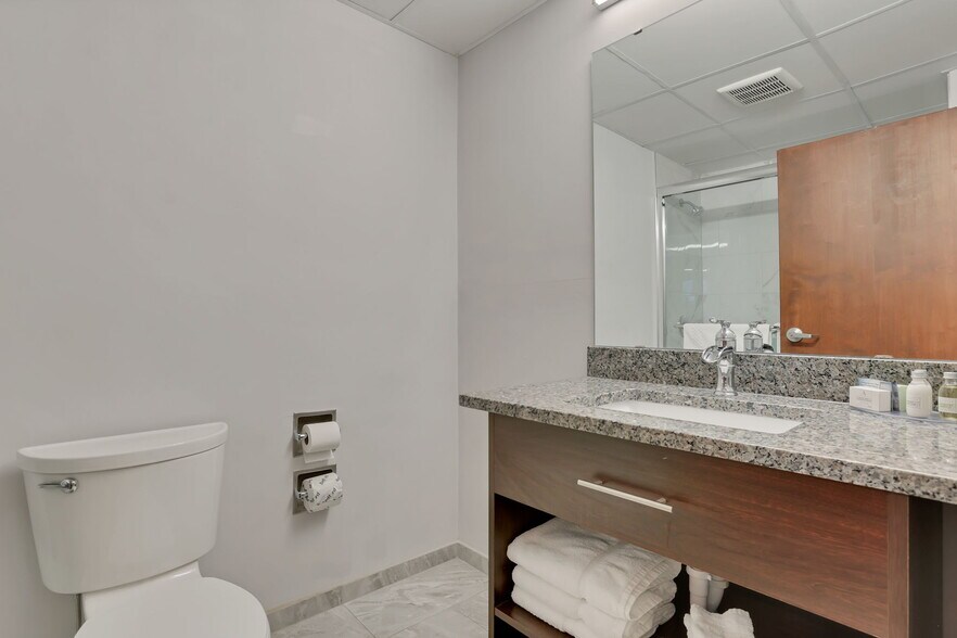 More Photos Of 301 Broadway, Lorain Hotel For Lease