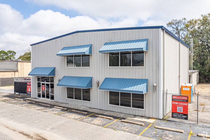 More Photos Of 3110 N Davis Hwy, Pensacola Showroom For Lease