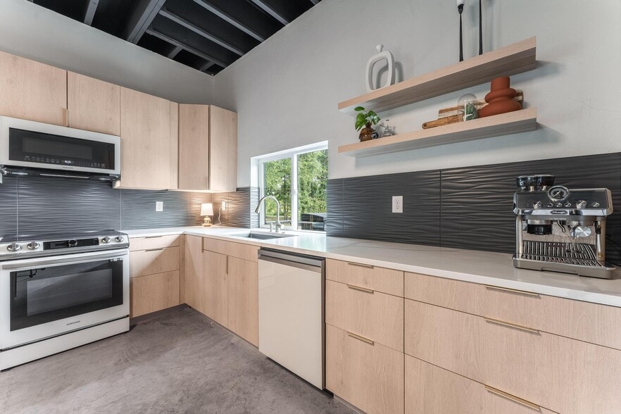 More Photos Of 13870 HWY 279, Gravette Flex For Sale