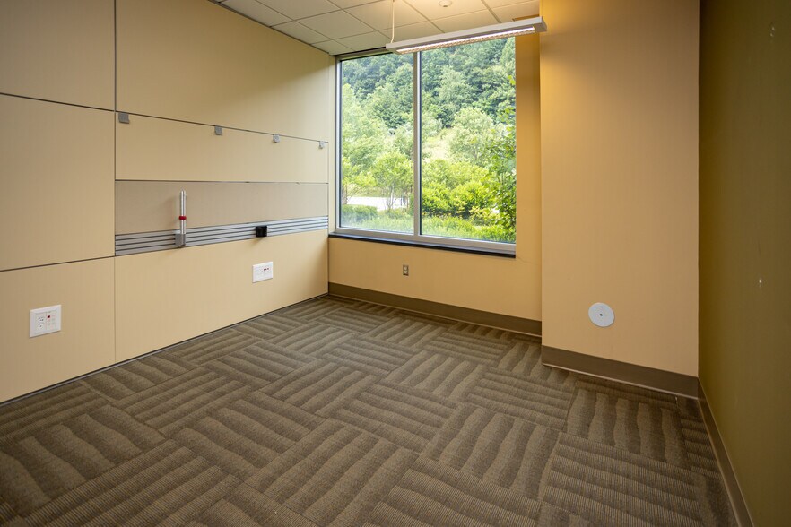 More Photos Of 201 Resting Tree Dr, Bristol Office For Lease