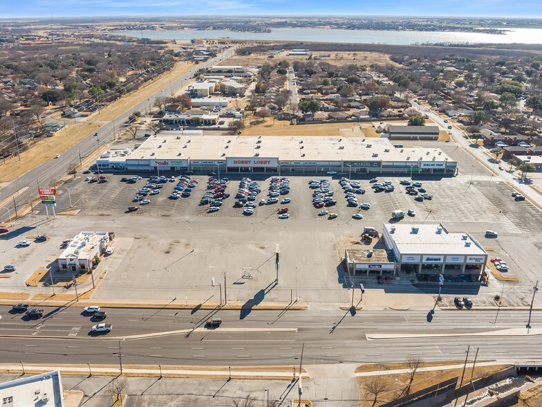 More Photos Of 2805-2811 Southwest Pky, Wichita Falls General Retail For Sale