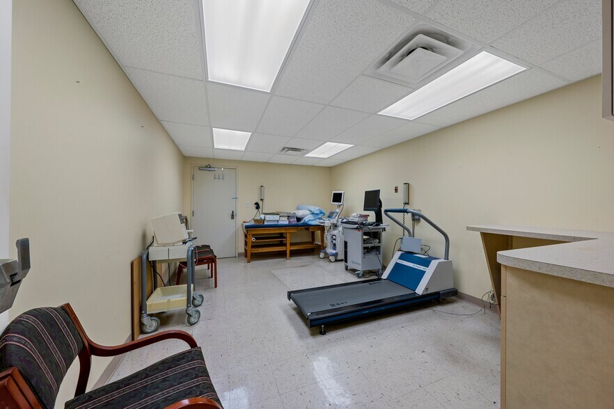 More Photos Of 1004 Glenview Dr, Glasgow Medical For Sale