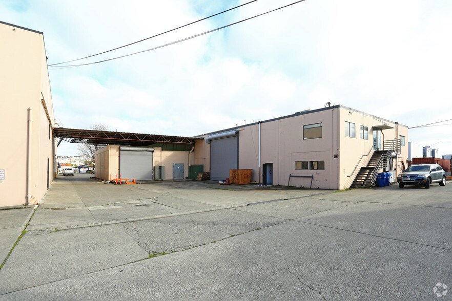 More Photos Of 2440 W Commodore Way, Seattle Manufacturing For Lease