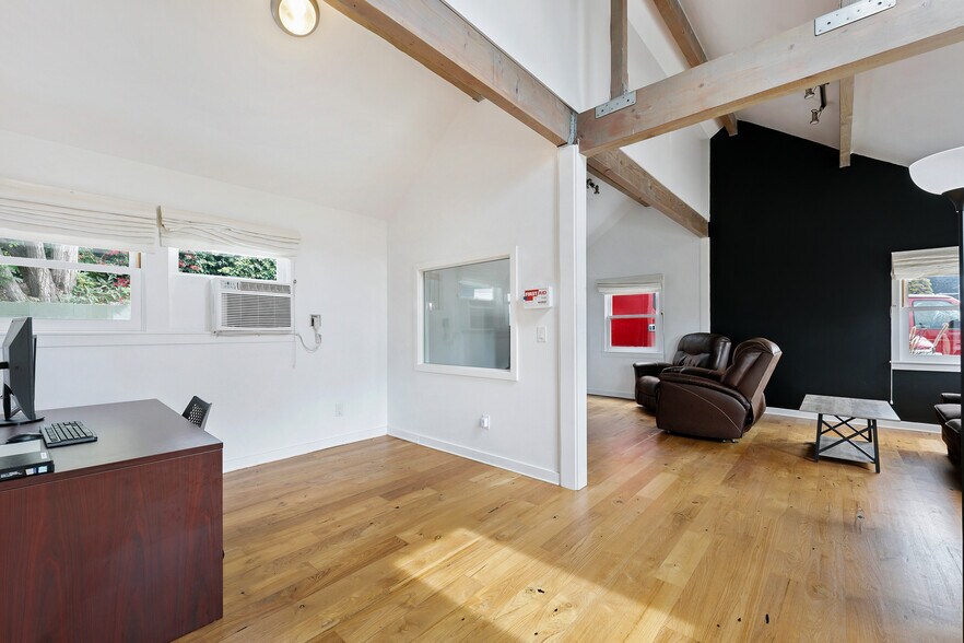 More Photos Of 22467 Pacific Coast Hwy, Malibu Freestanding For Sale